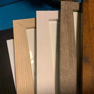 There are 5 frame color choices: black, blonde, gray, white, and honey.